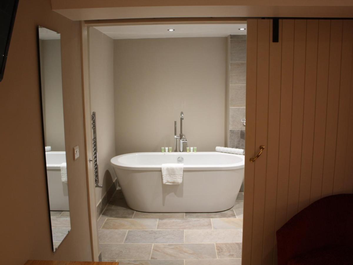 Hotel The Lion At West Pennard Extérieur photo A freestanding bathtub