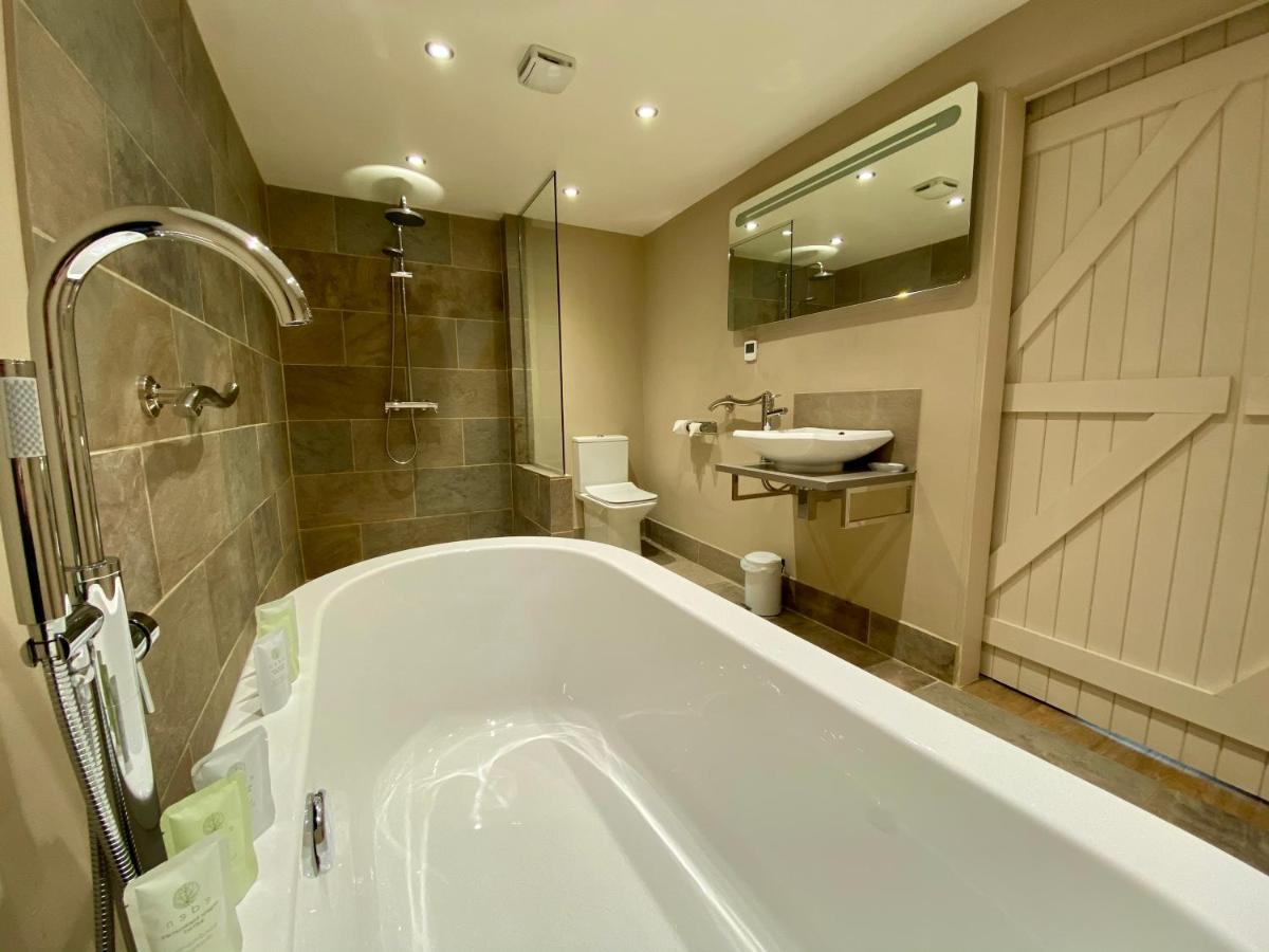 Hotel The Lion At West Pennard Extérieur photo Bathroom