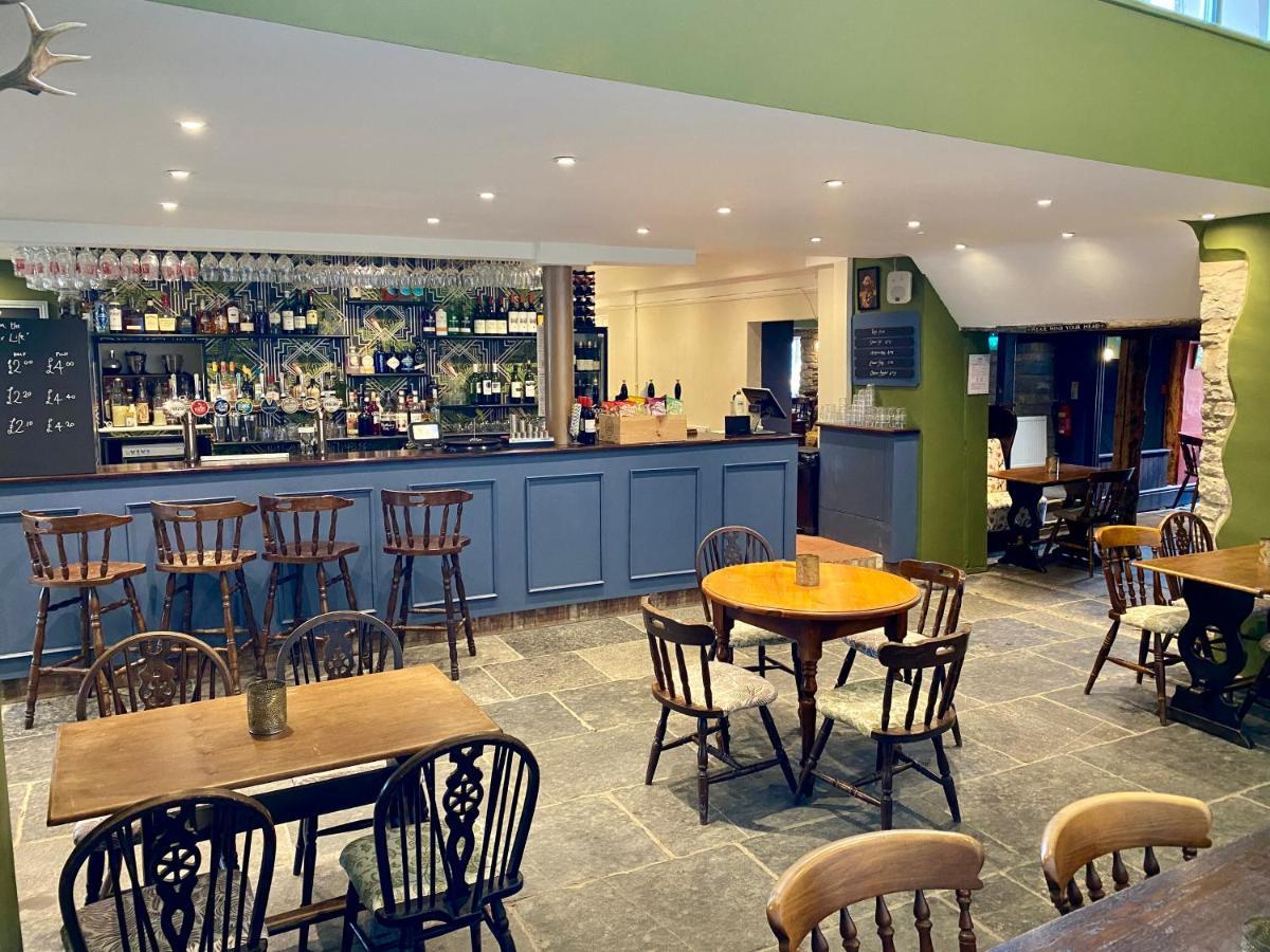 Hotel The Lion At West Pennard Extérieur photo The interior of the pub