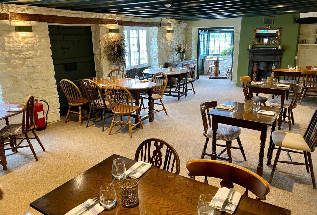 Hotel The Lion At West Pennard Extérieur photo The interior of the restaurant