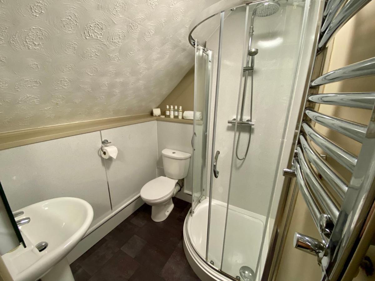Hotel The Lion At West Pennard Extérieur photo A shower cubicle
