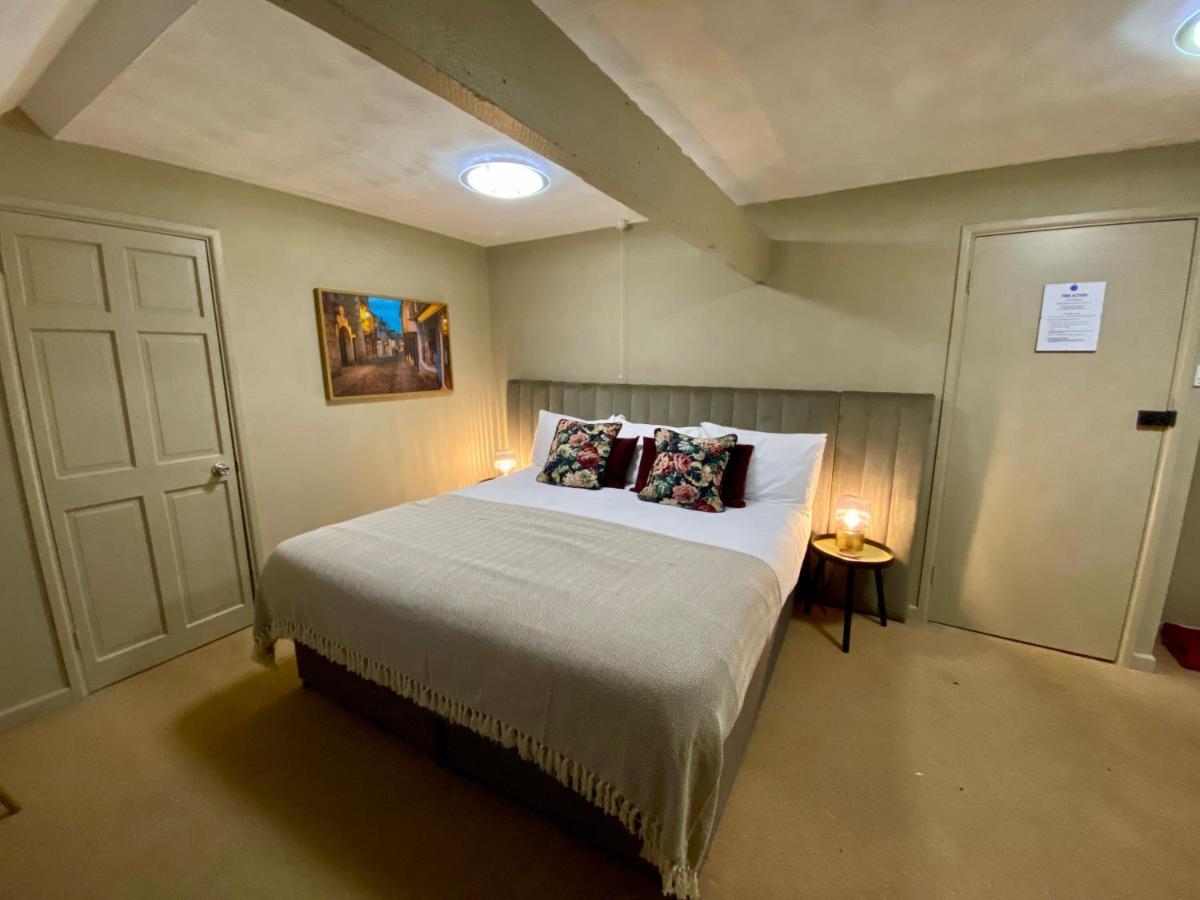 Hotel The Lion At West Pennard Extérieur photo A bedroom at the hotel