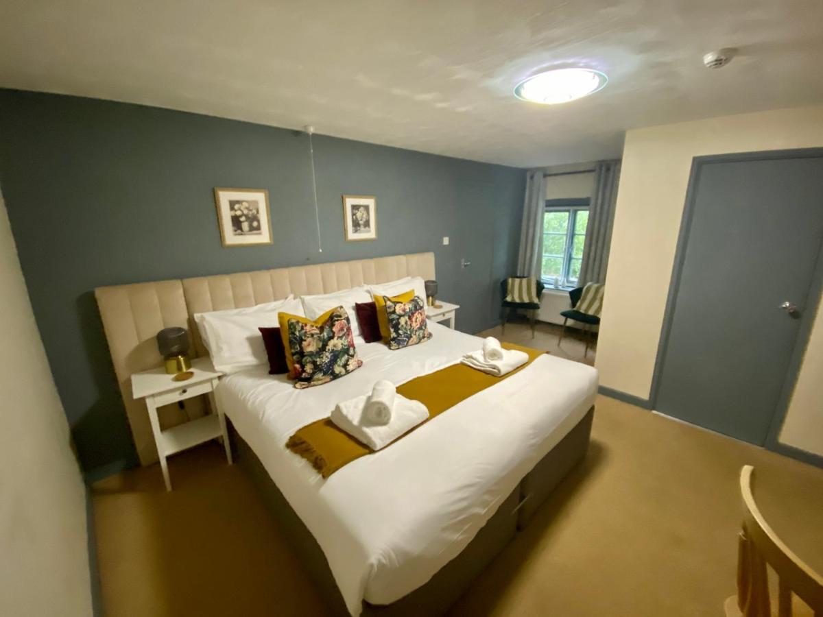 Hotel The Lion At West Pennard Extérieur photo A bedroom at the hotel