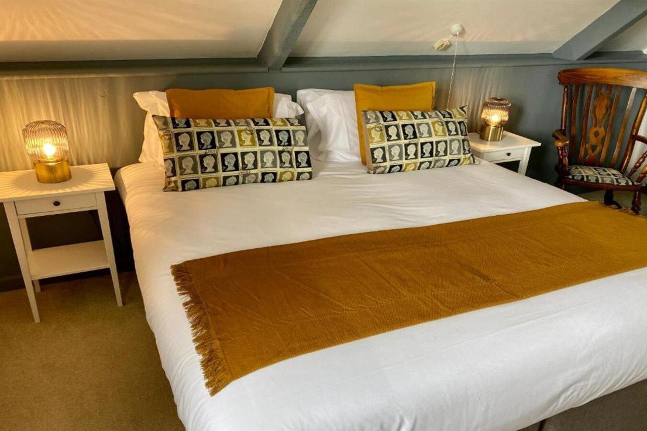 Hotel The Lion At West Pennard Extérieur photo A bed runner