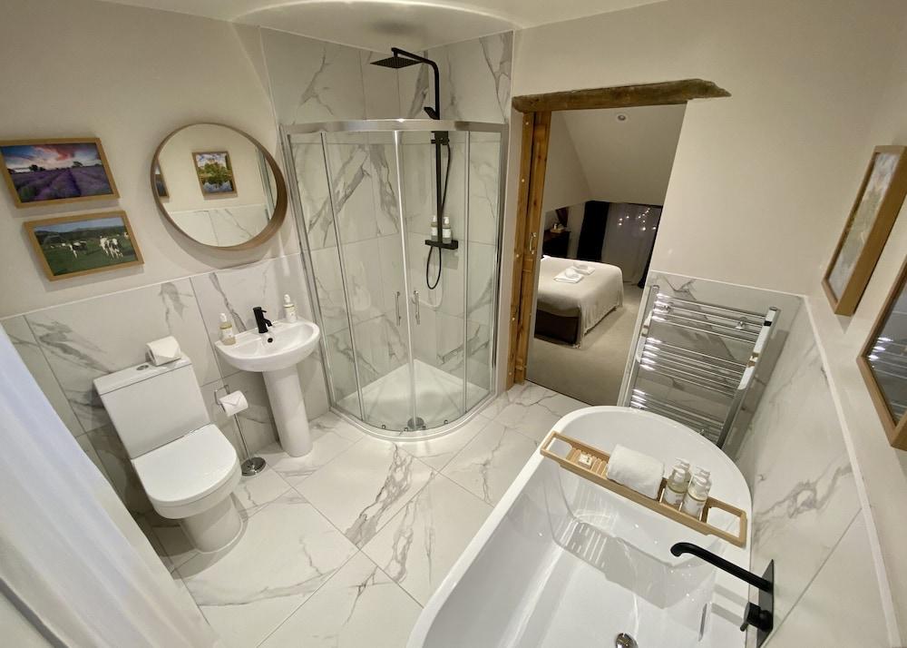 Hotel The Lion At West Pennard Extérieur photo Bathroom with shower enclosure