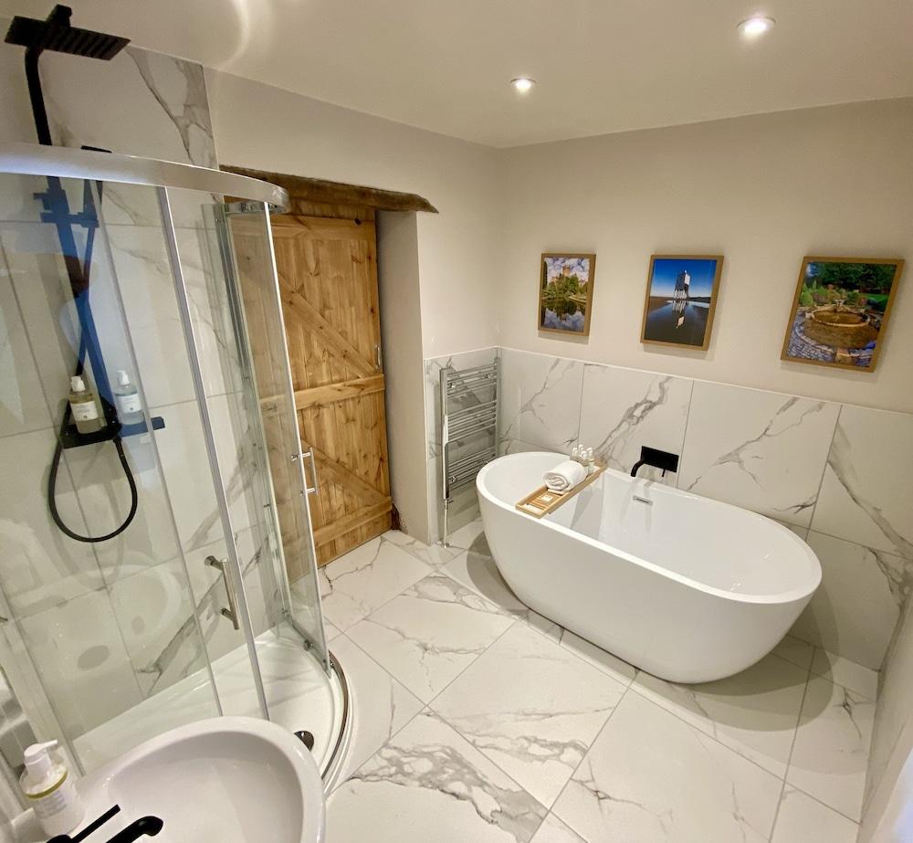 Hotel The Lion At West Pennard Extérieur photo Bathroom with shower enclosure and freestanding bath