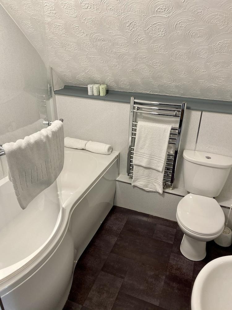 Hotel The Lion At West Pennard Extérieur photo A heated towel rail