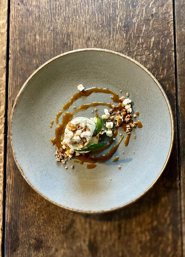 Hotel The Lion At West Pennard Extérieur photo A dessert at the restaurant