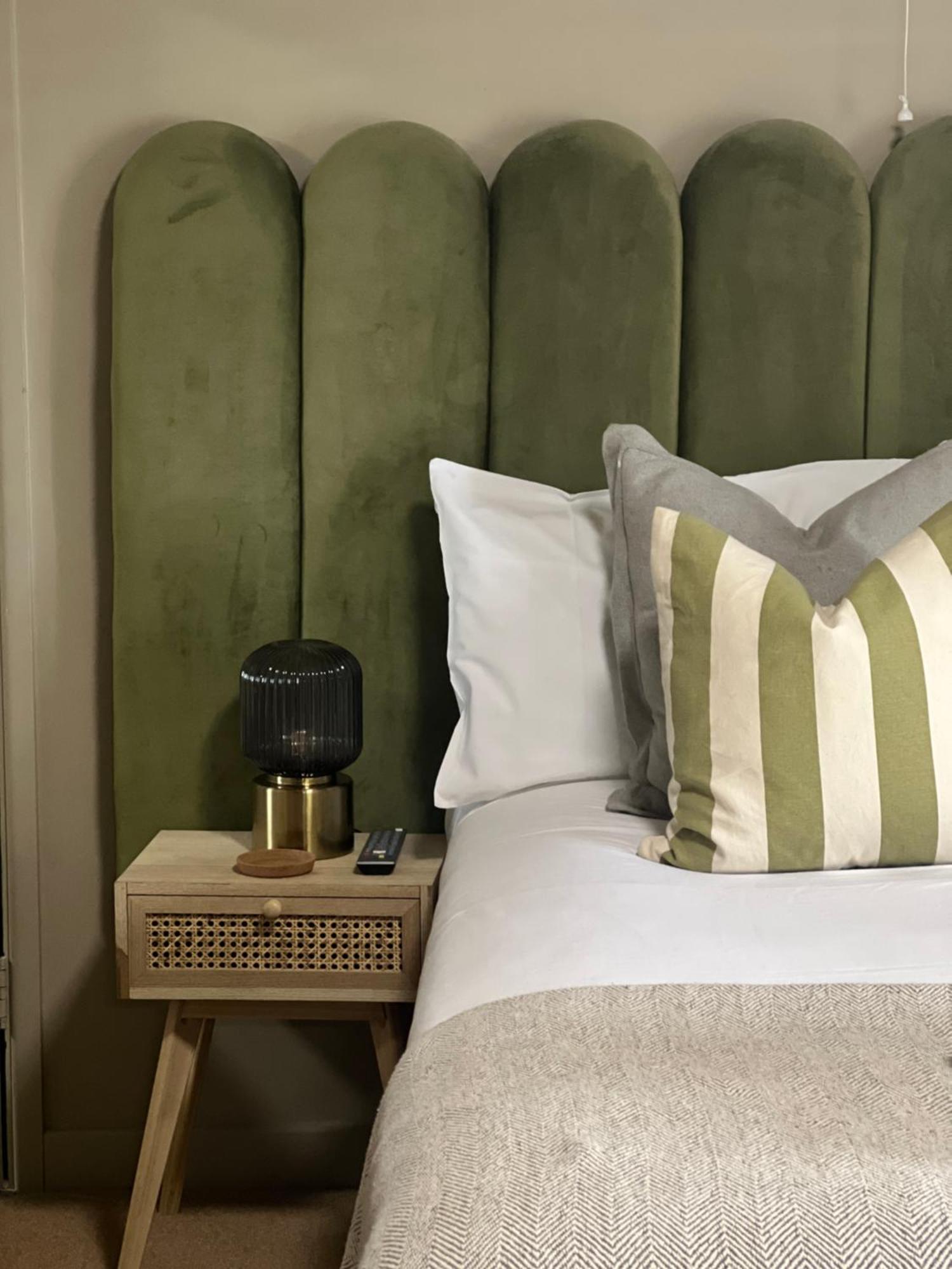 Hotel The Lion At West Pennard Extérieur photo A bed with a green velvet headboard