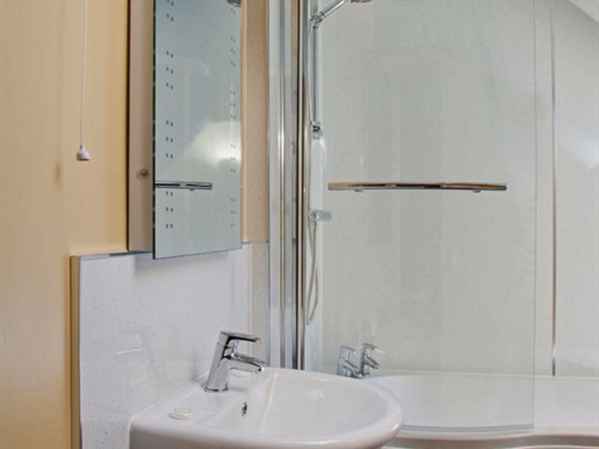 Hotel The Lion At West Pennard Extérieur photo A shower bath