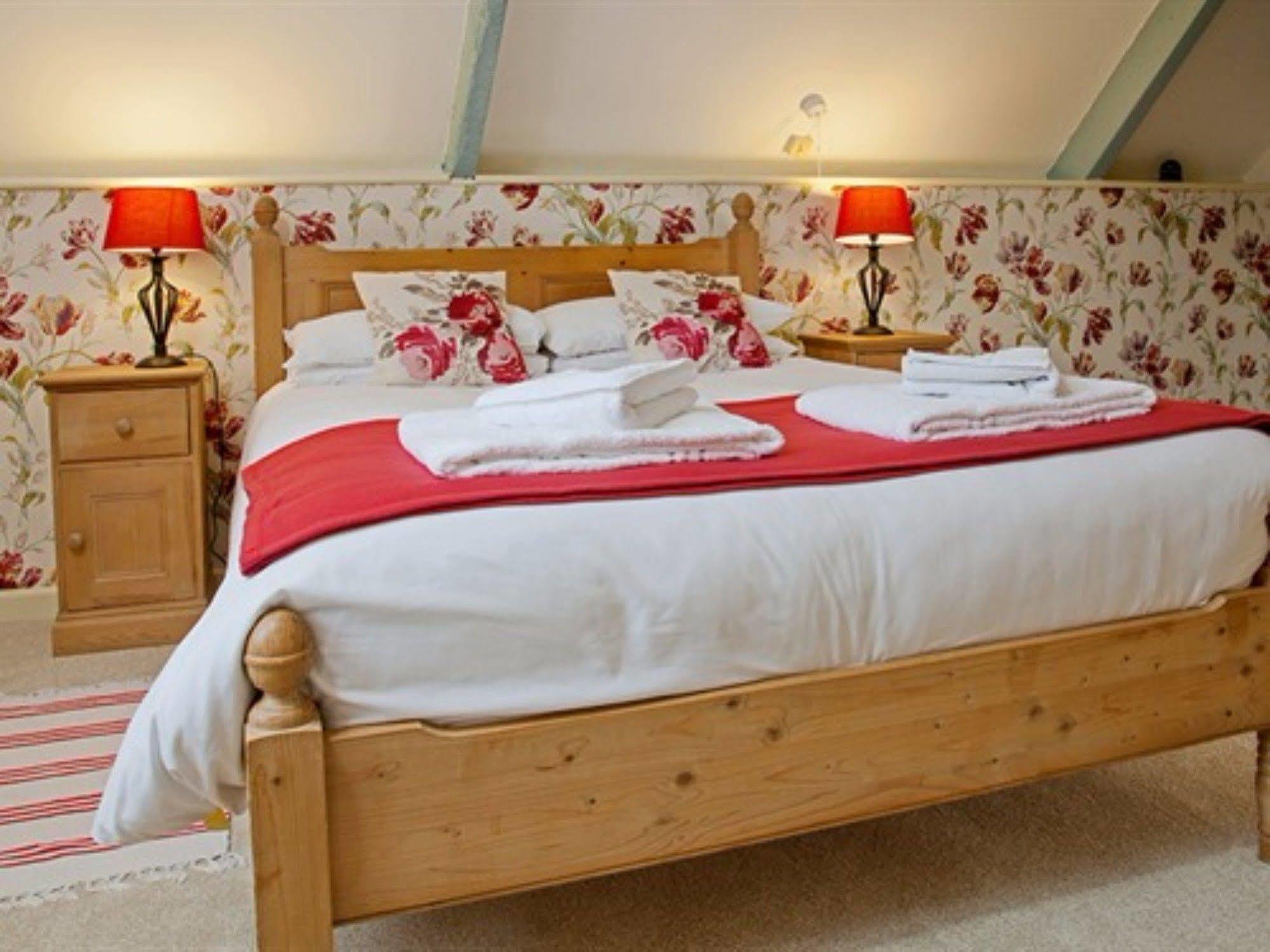 Hotel The Lion At West Pennard Extérieur photo The Rose Room