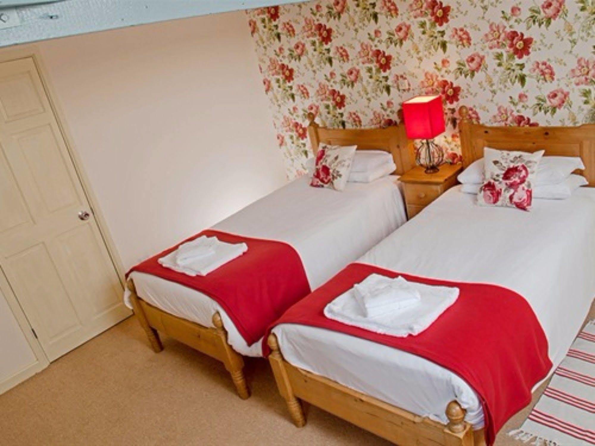 Hotel The Lion At West Pennard Extérieur photo A typical bedroom at the hotel
