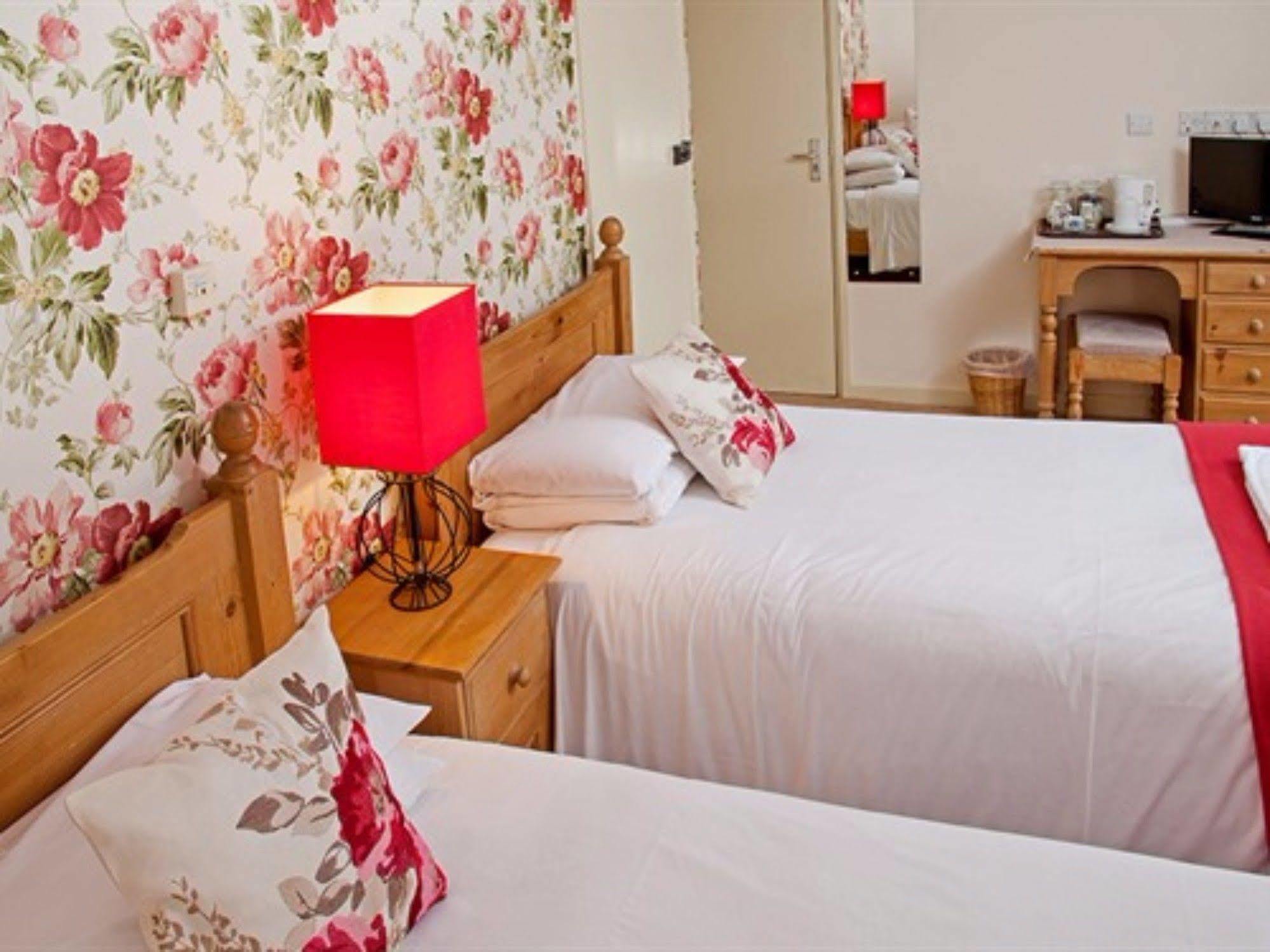 Hotel The Lion At West Pennard Extérieur photo A room at the hotel