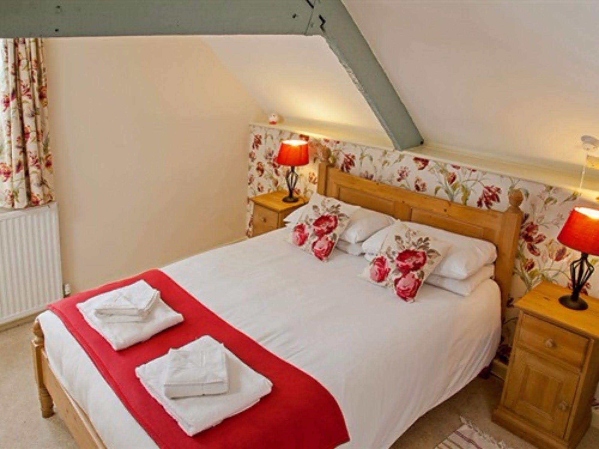Hotel The Lion At West Pennard Extérieur photo The Rose Room