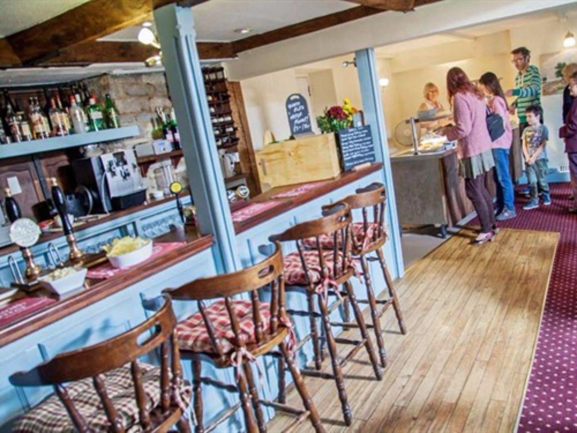 Hotel The Lion At West Pennard Extérieur photo The interior of the pub