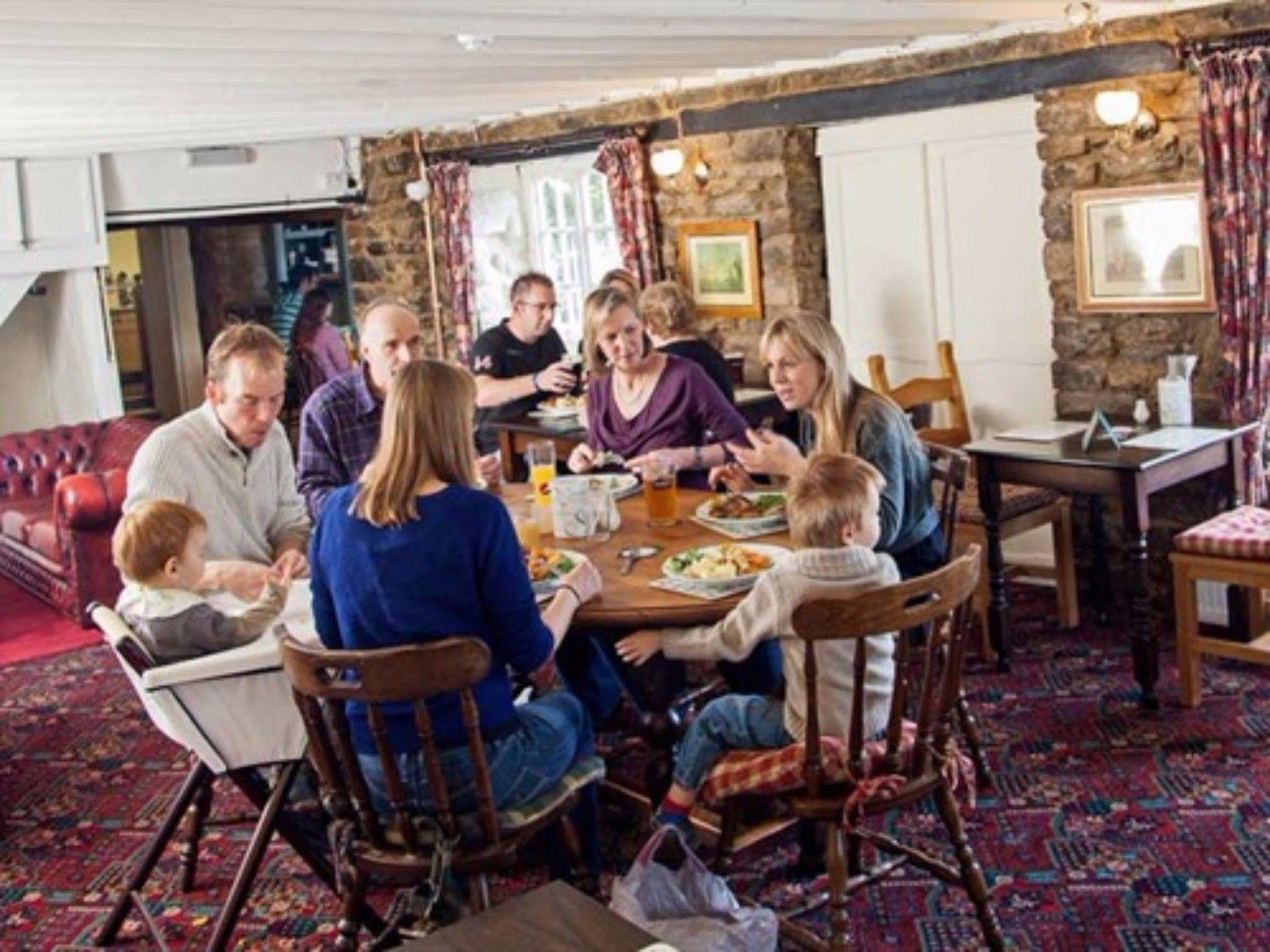 Hotel The Lion At West Pennard Extérieur photo The interior of the pub