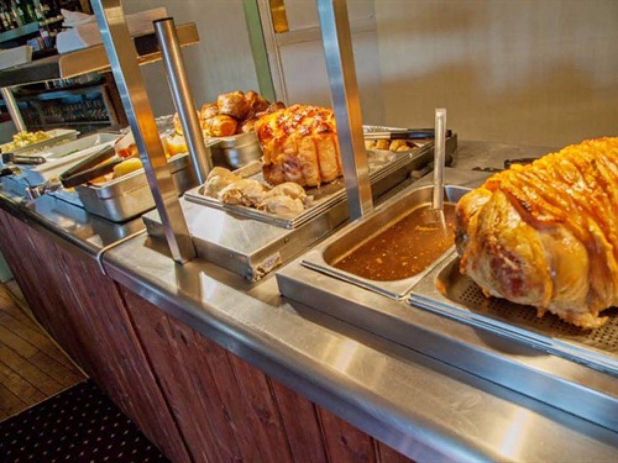 Hotel The Lion At West Pennard Extérieur photo A hot buffet